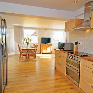 rugby-field-cottage-whitby-with-off-street-parking.yorkshirehotels.net/